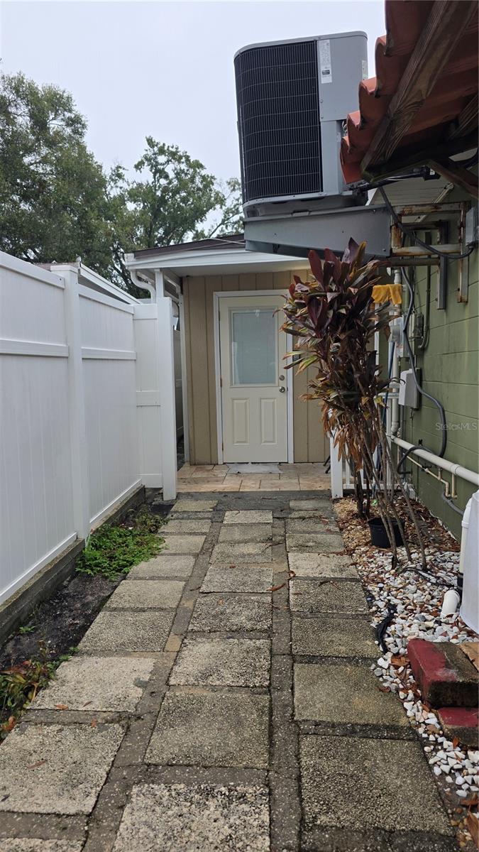 Listing photo id 75 for 2301 Robson Street