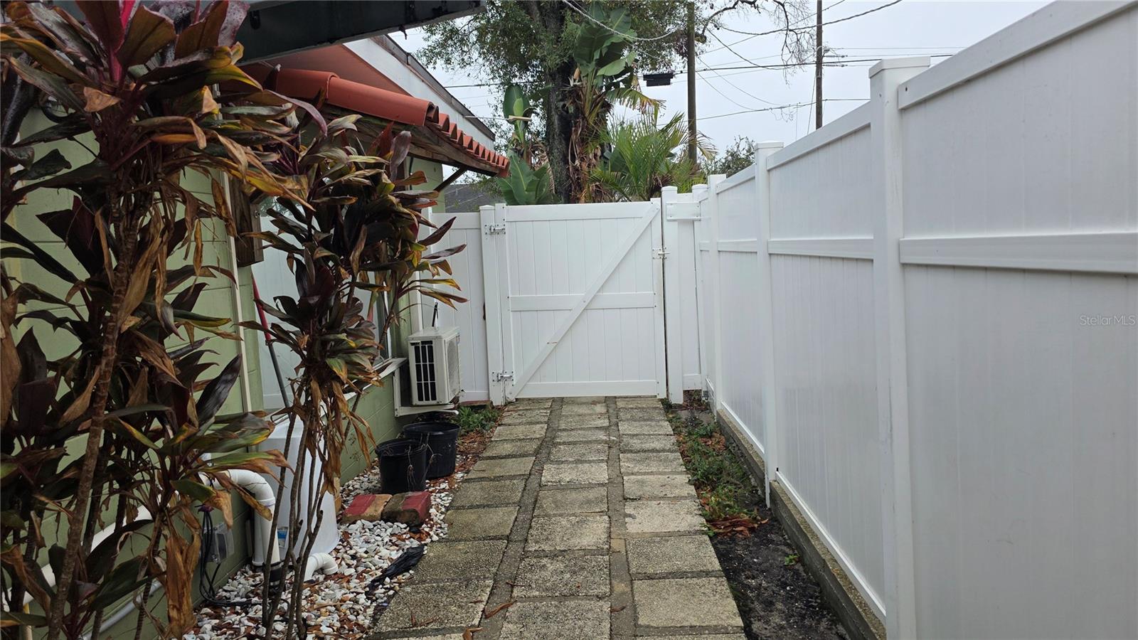 Listing photo id 76 for 2301 Robson Street