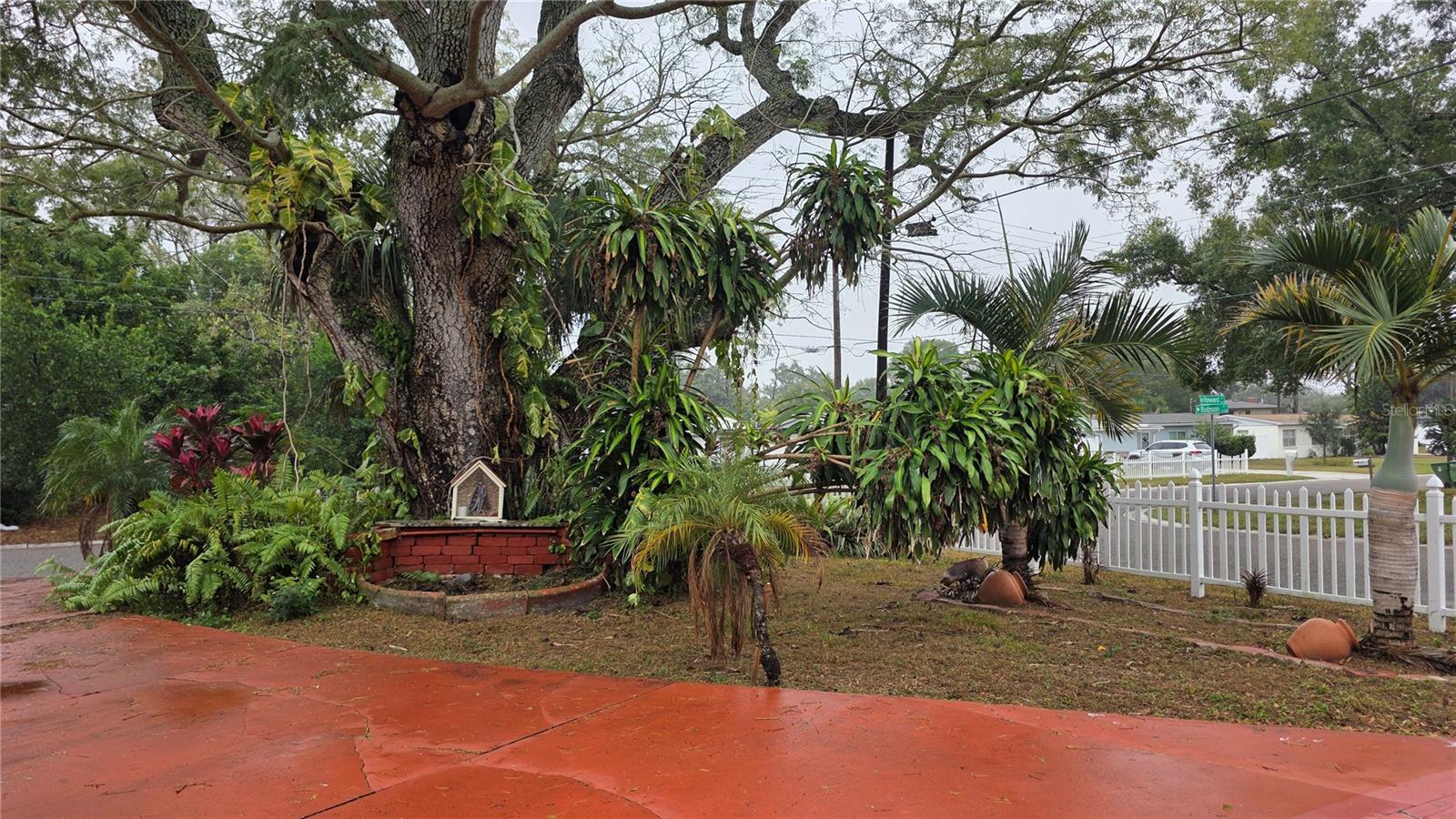 Listing photo id 79 for 2301 Robson Street