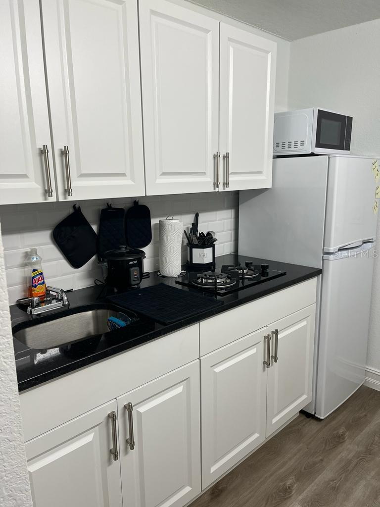 Listing photo id 80 for 2301 Robson Street