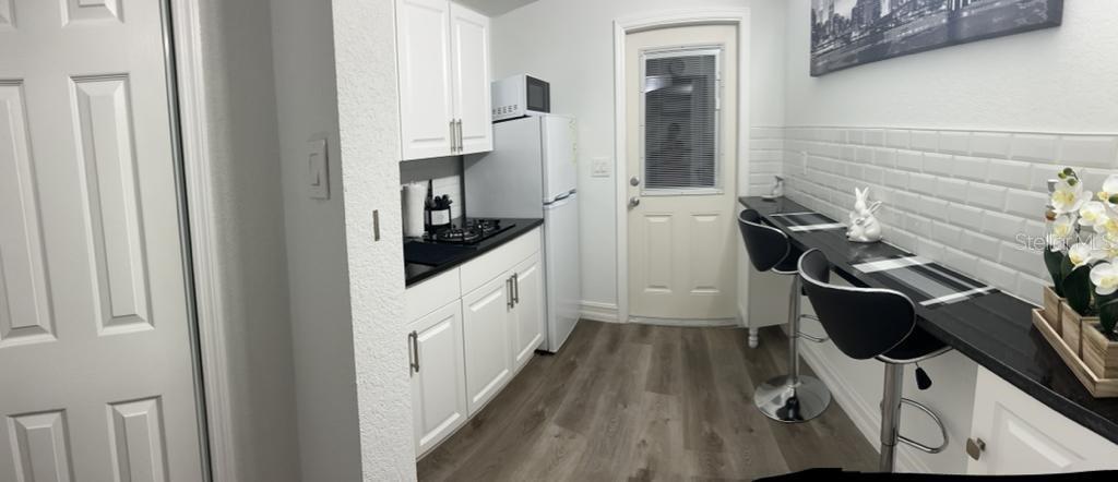 Listing photo id 86 for 2301 Robson Street