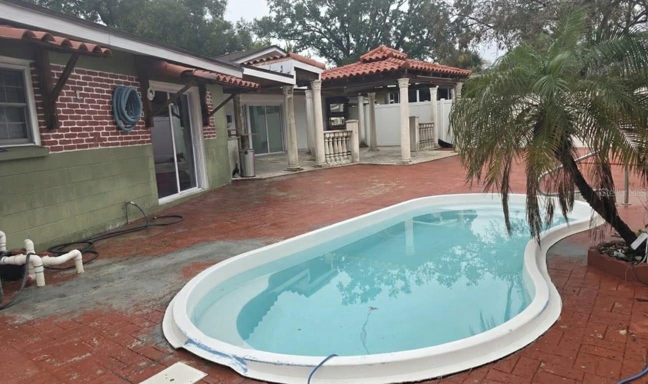 Listing photo id 7 for 2301 Robson Street