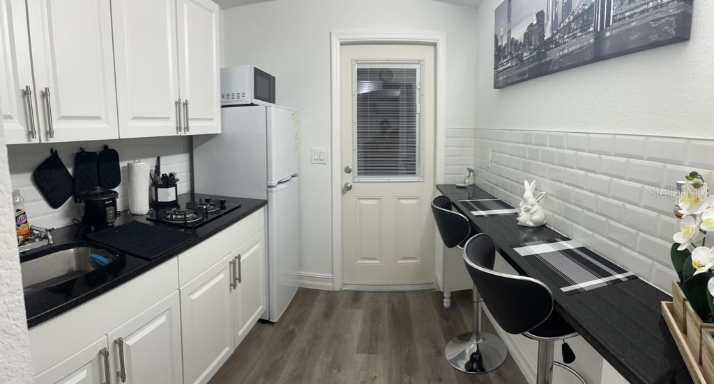 Listing photo id 89 for 2301 Robson Street