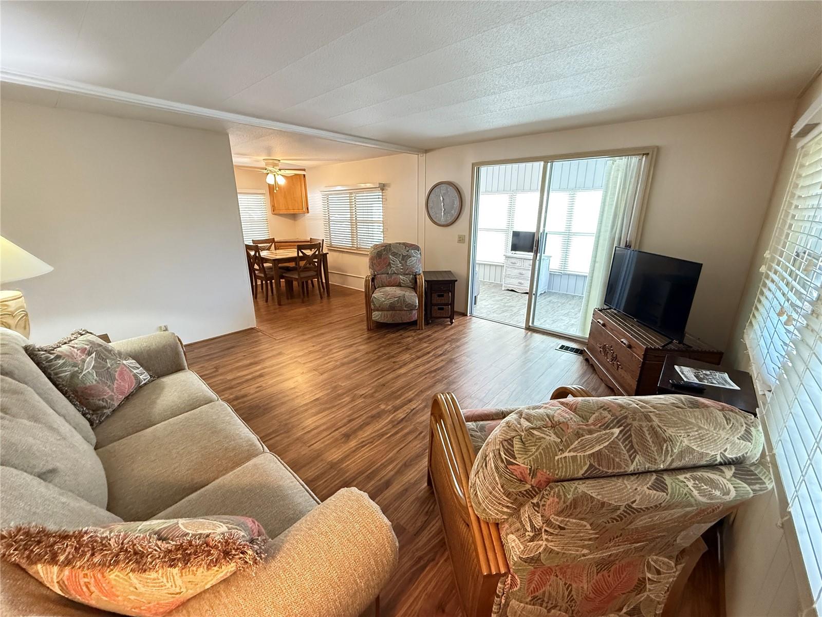 Listing photo id 0 for 539 Mount Piney Avenue Ne 689