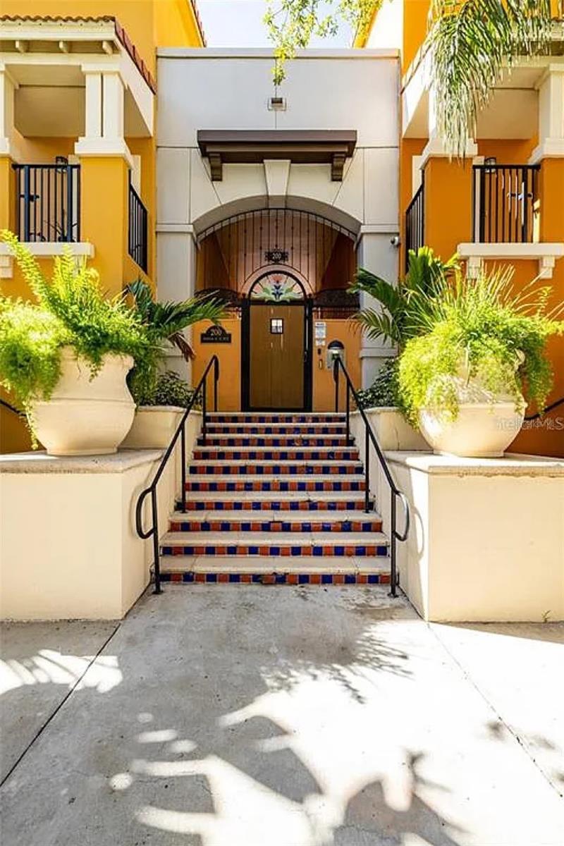 Image 2 of 18 For 200 4th Avenue S 302