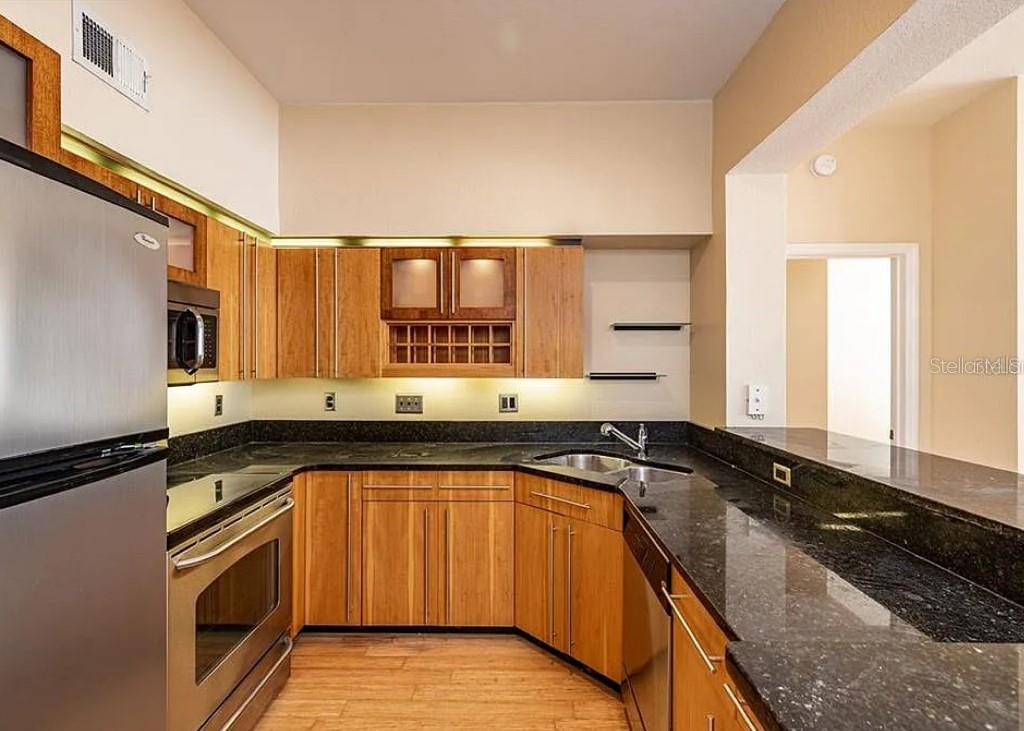 Image 6 of 18 For 200 4th Avenue S 302