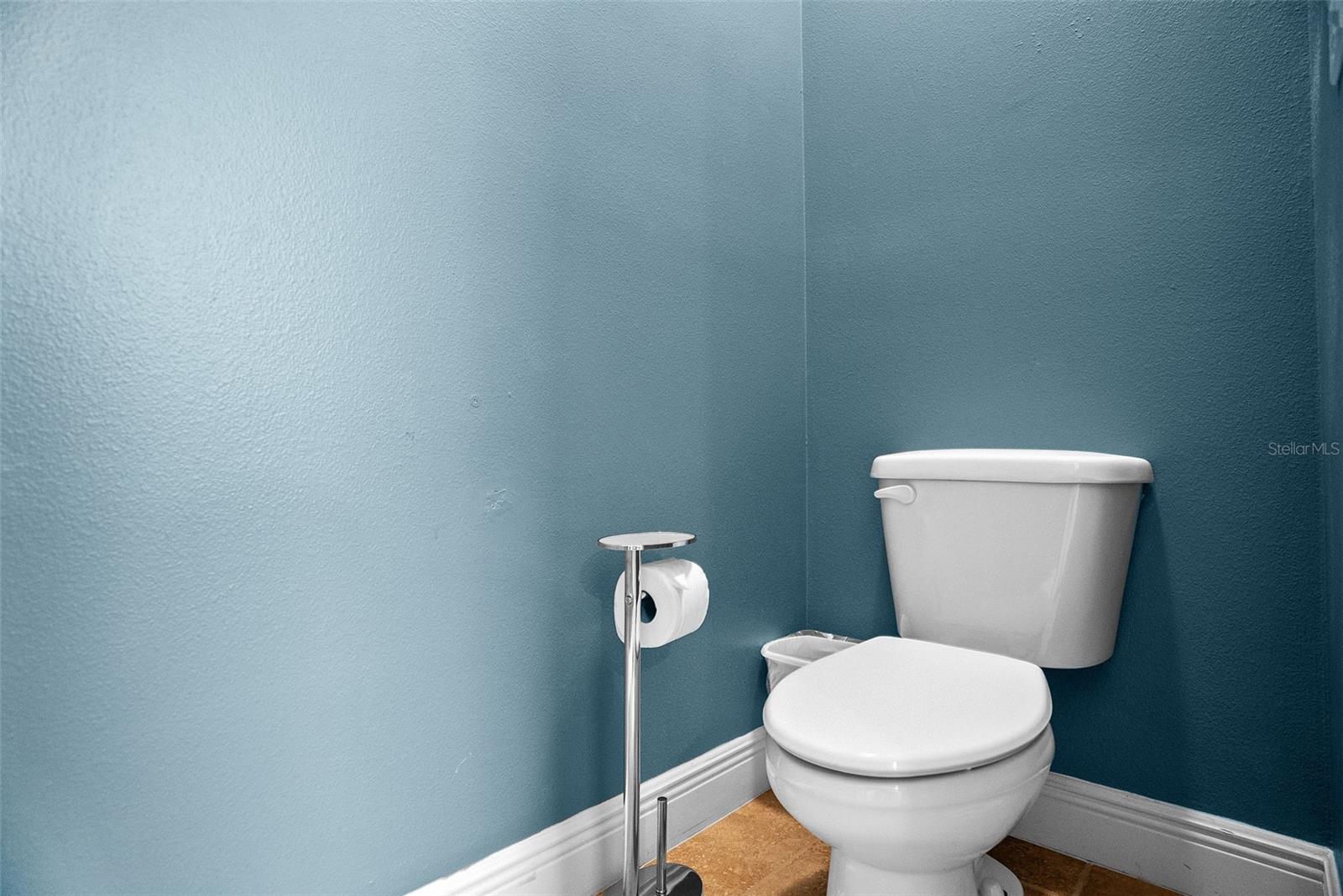 Listing photo id 27 for 2918 Winglewood Circle