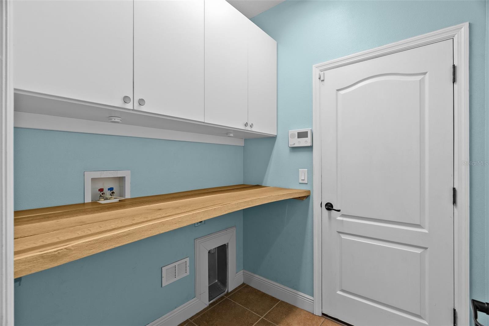 Listing photo id 34 for 2918 Winglewood Circle