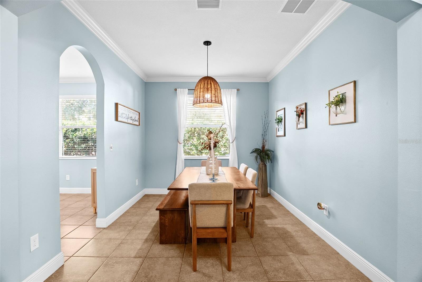 Listing photo id 4 for 2918 Winglewood Circle