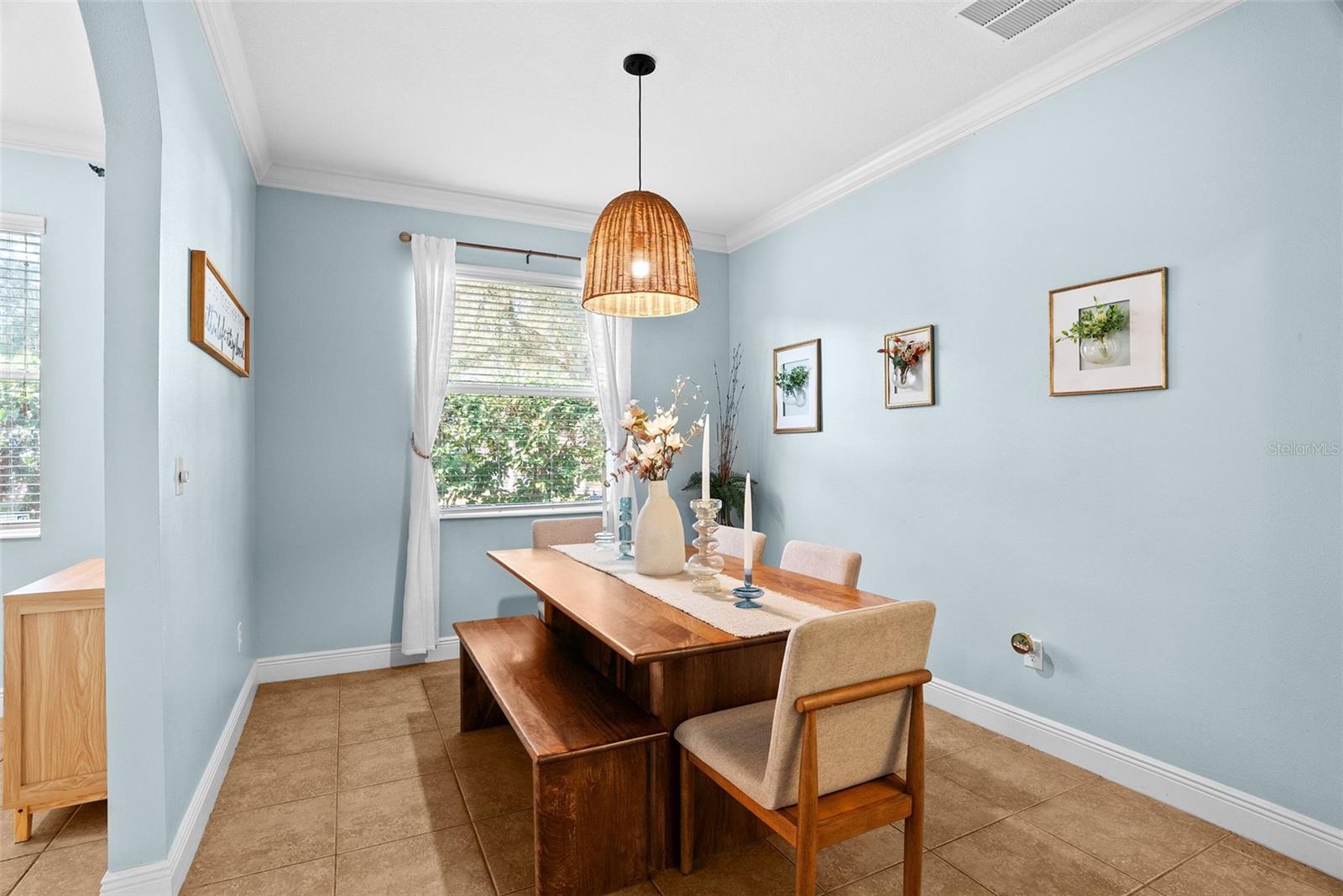 Listing photo id 5 for 2918 Winglewood Circle