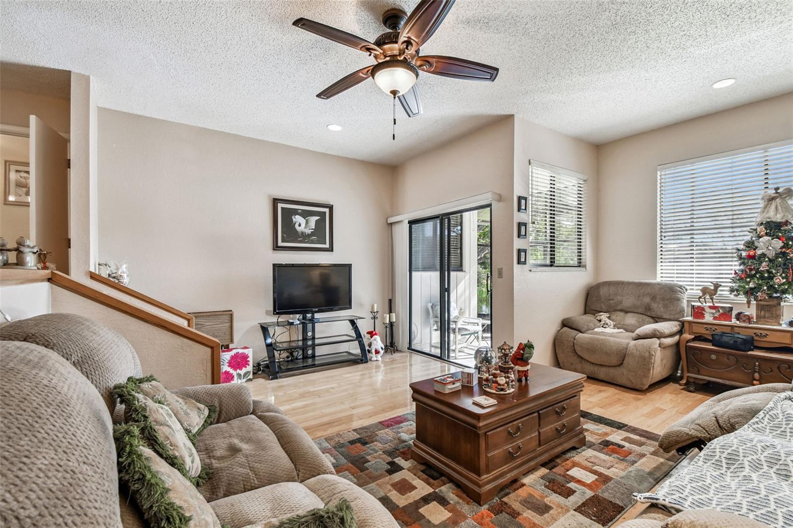 Image 15 of 47 For 474 Lakeview Drive 28