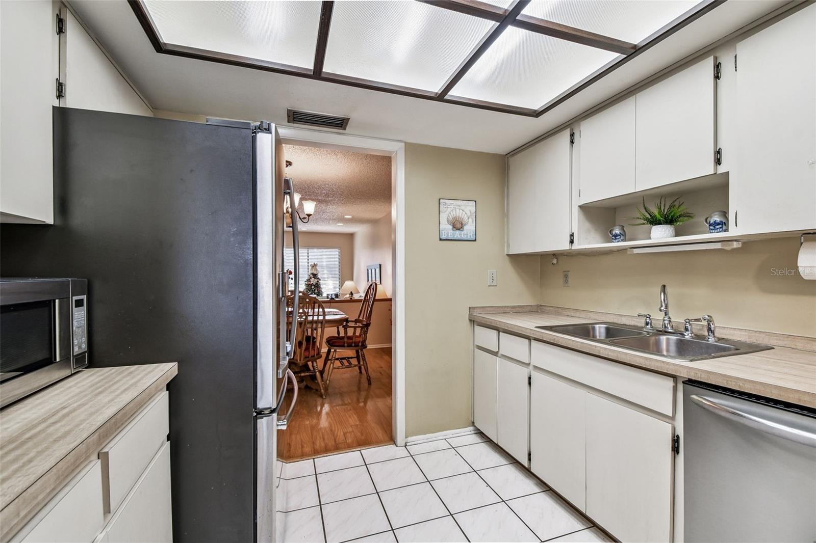 Image 17 of 47 For 474 Lakeview Drive 28