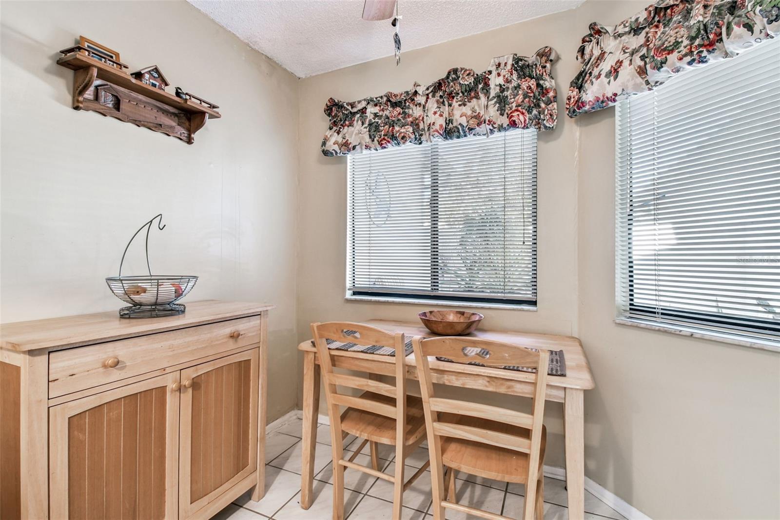 Image 20 of 47 For 474 Lakeview Drive 28