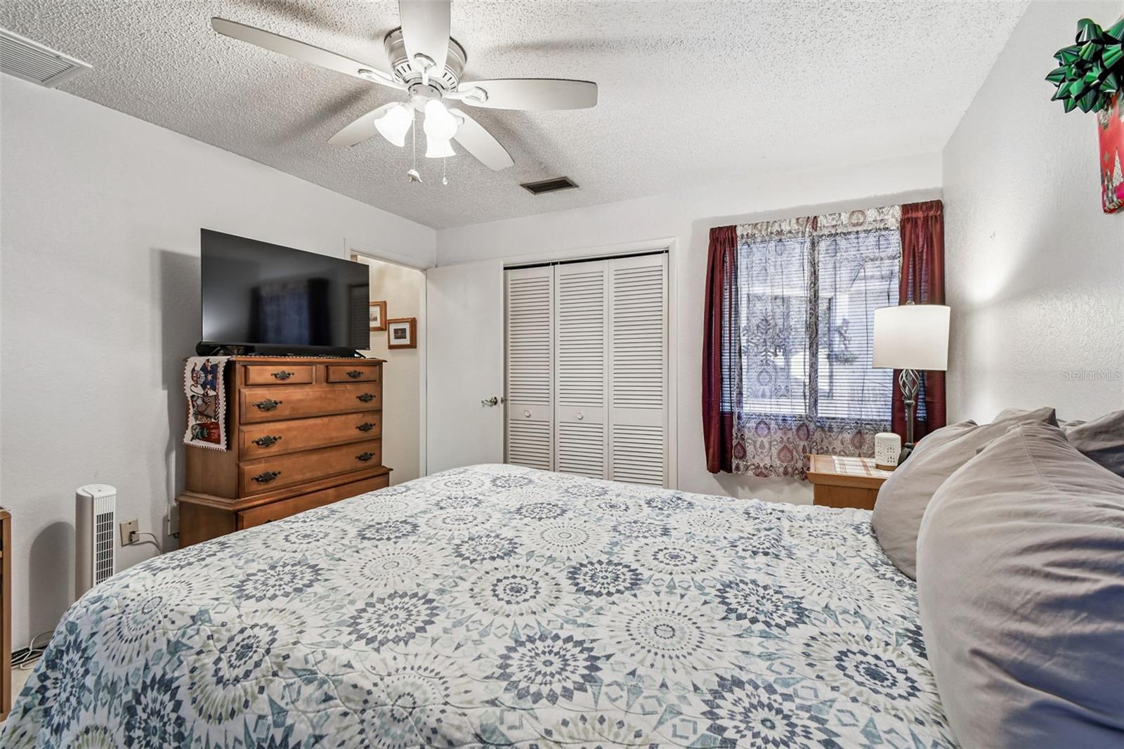 Image 22 of 47 For 474 Lakeview Drive 28