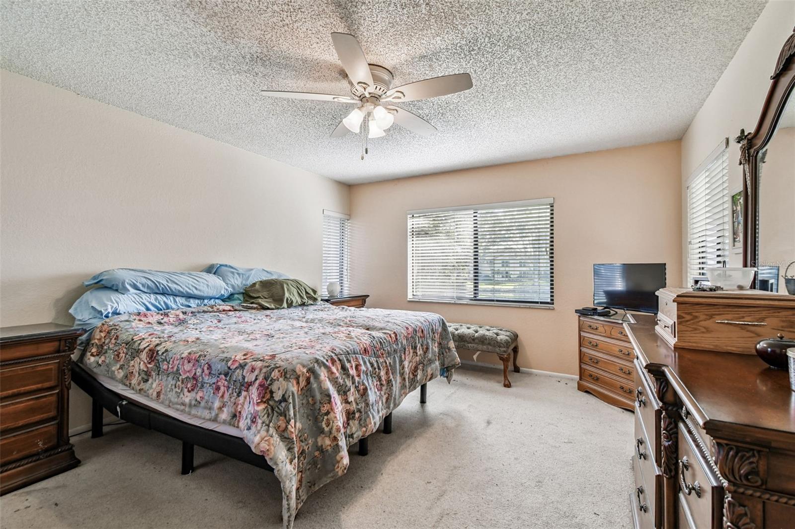 Image 25 of 47 For 474 Lakeview Drive 28