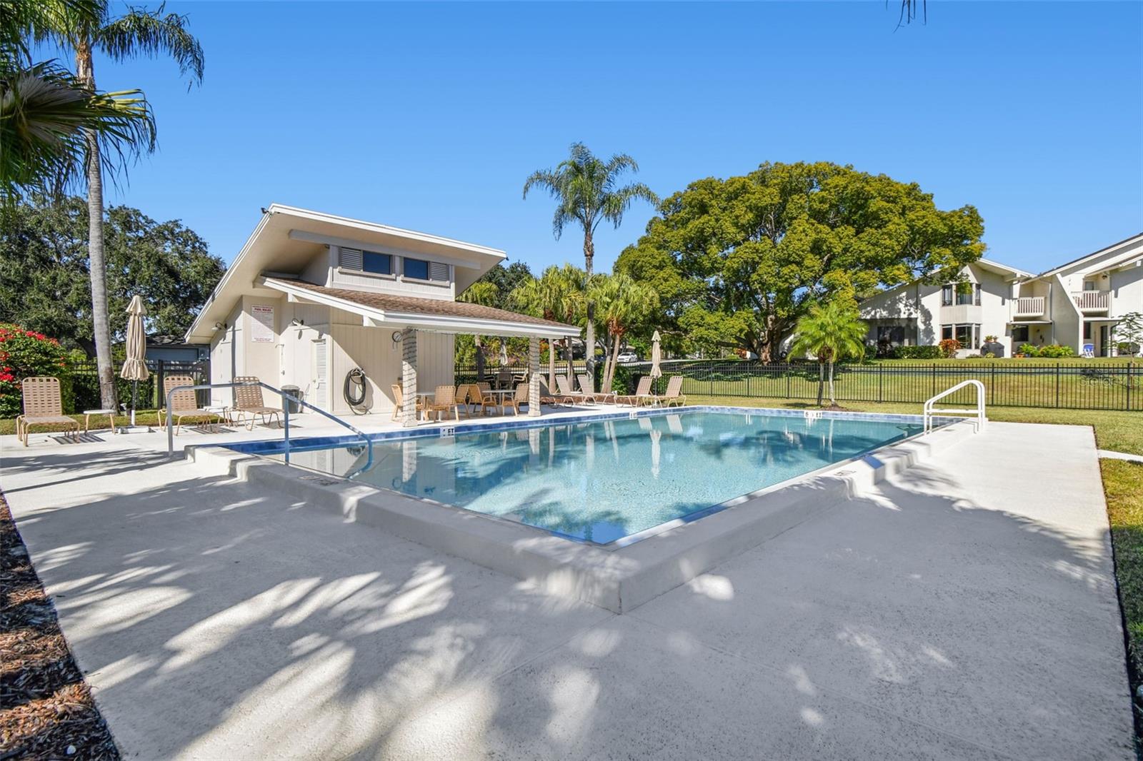 Image 39 of 47 For 474 Lakeview Drive 28