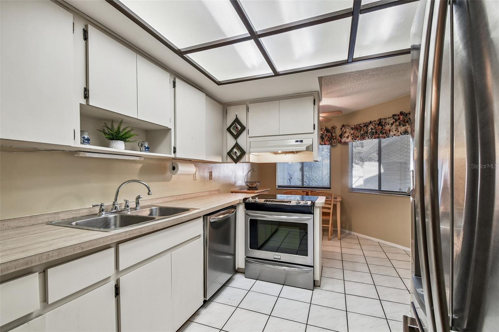 Image 4 of 47 For 474 Lakeview Drive 28