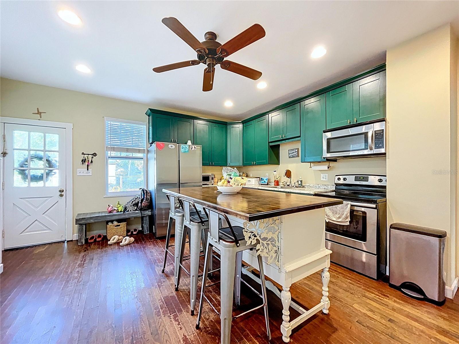 Image 20 of 63 For 37823 Coleman Avenue