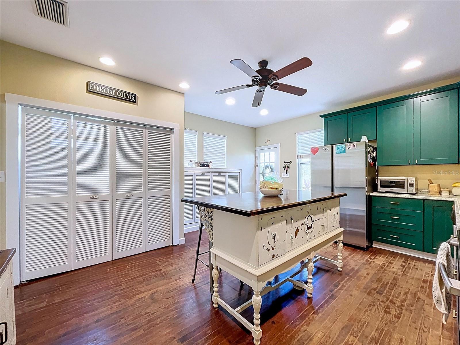 Image 25 of 63 For 37823 Coleman Avenue