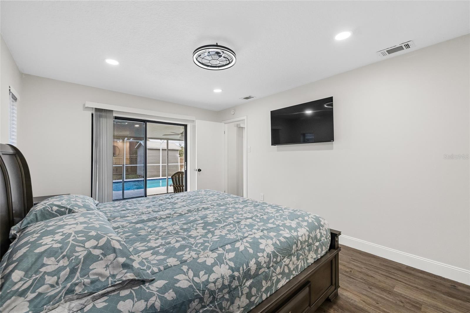 Image 17 of 37 For 11755 Linden Drive