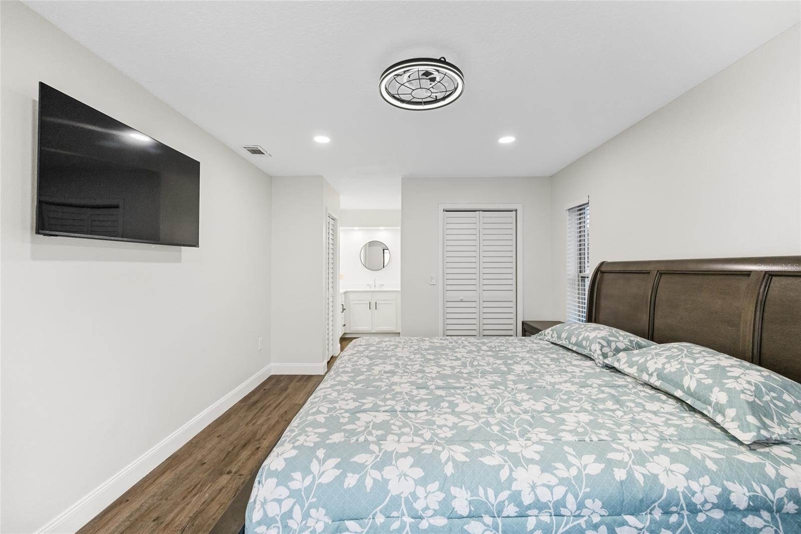 Image 18 of 37 For 11755 Linden Drive