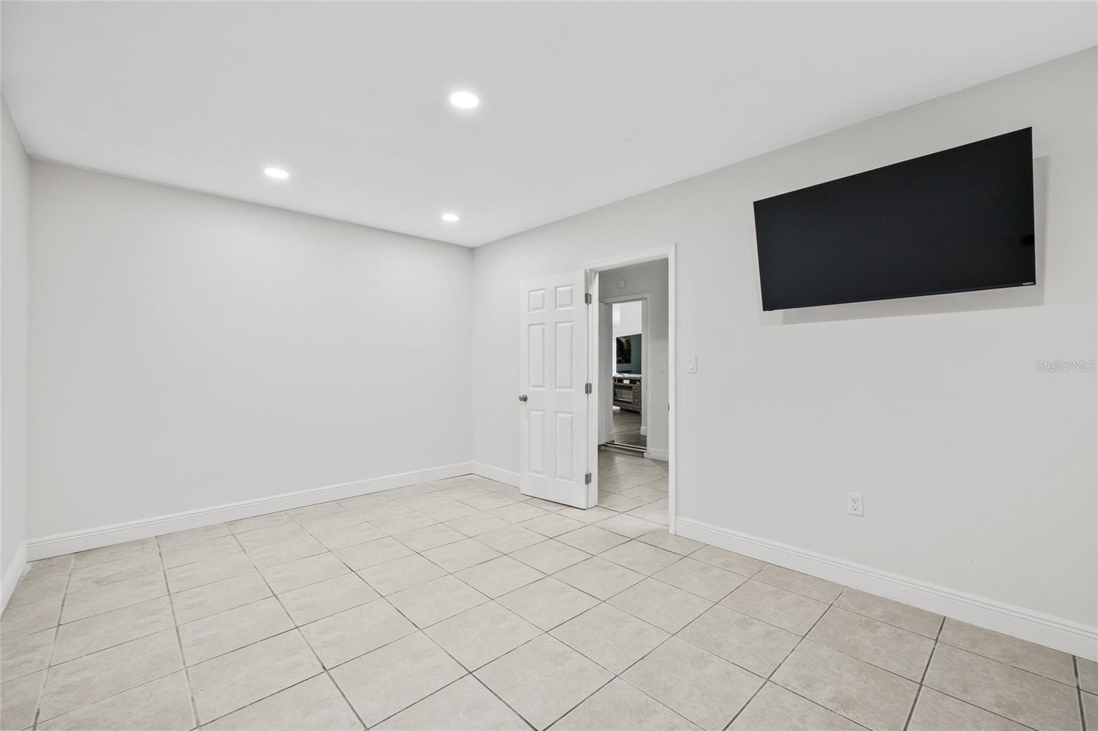 Image 28 of 37 For 11755 Linden Drive