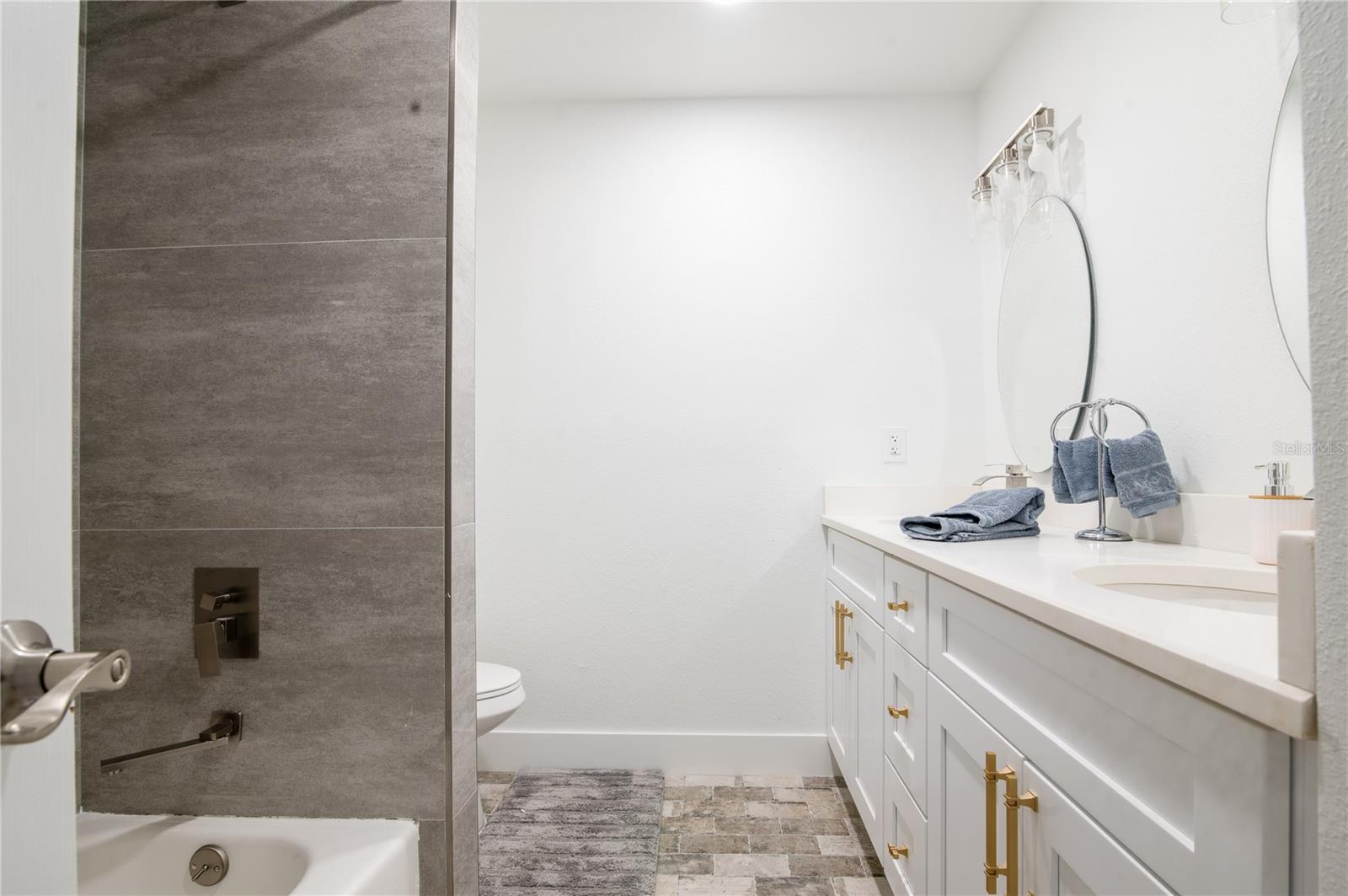 Image 25 of 32 For 1897 Dolphin Boulevard S