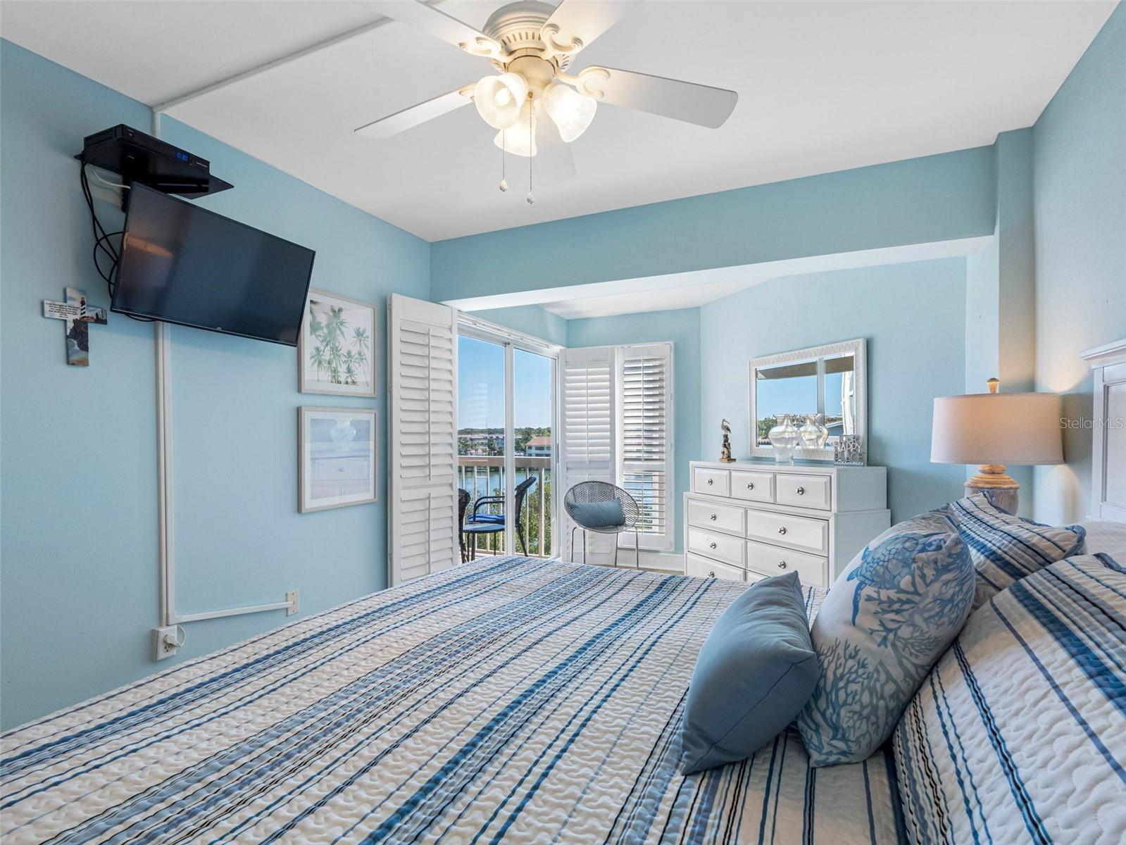 Image 16 of 33 For 19925 Gulf Boulevard 402