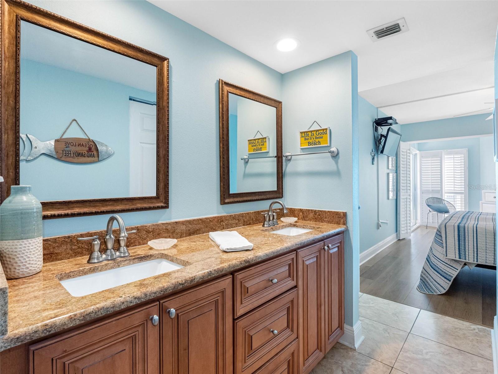 Image 21 of 33 For 19925 Gulf Boulevard 402