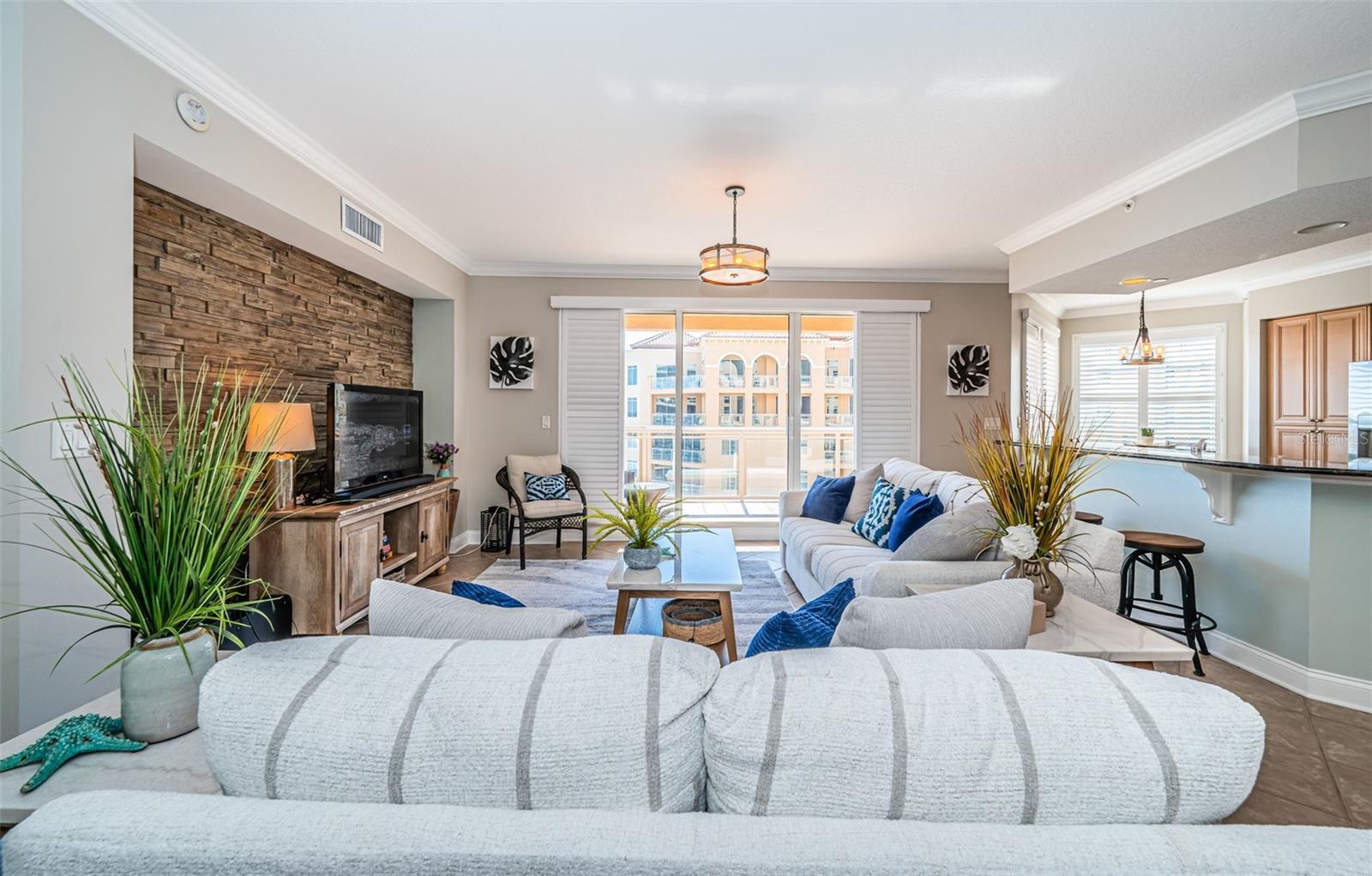 Image 11 of 86 For 521 Mandalay Avenue 907