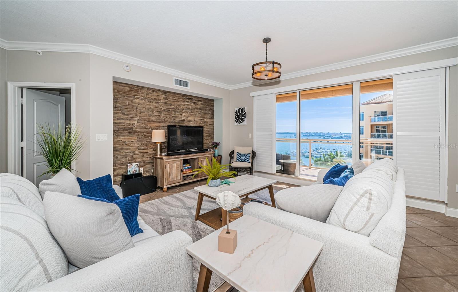 Image 13 of 86 For 521 Mandalay Avenue 907