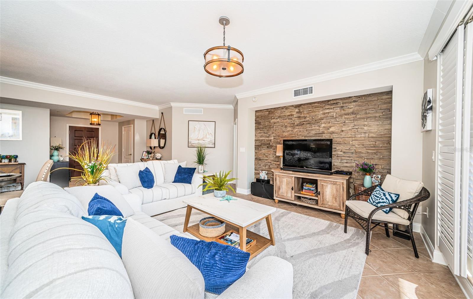 Image 20 of 86 For 521 Mandalay Avenue 907