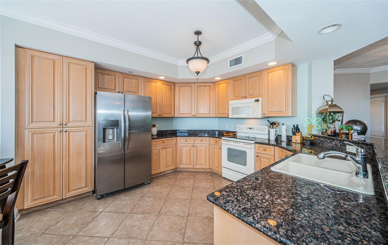 Image 22 of 86 For 521 Mandalay Avenue 907