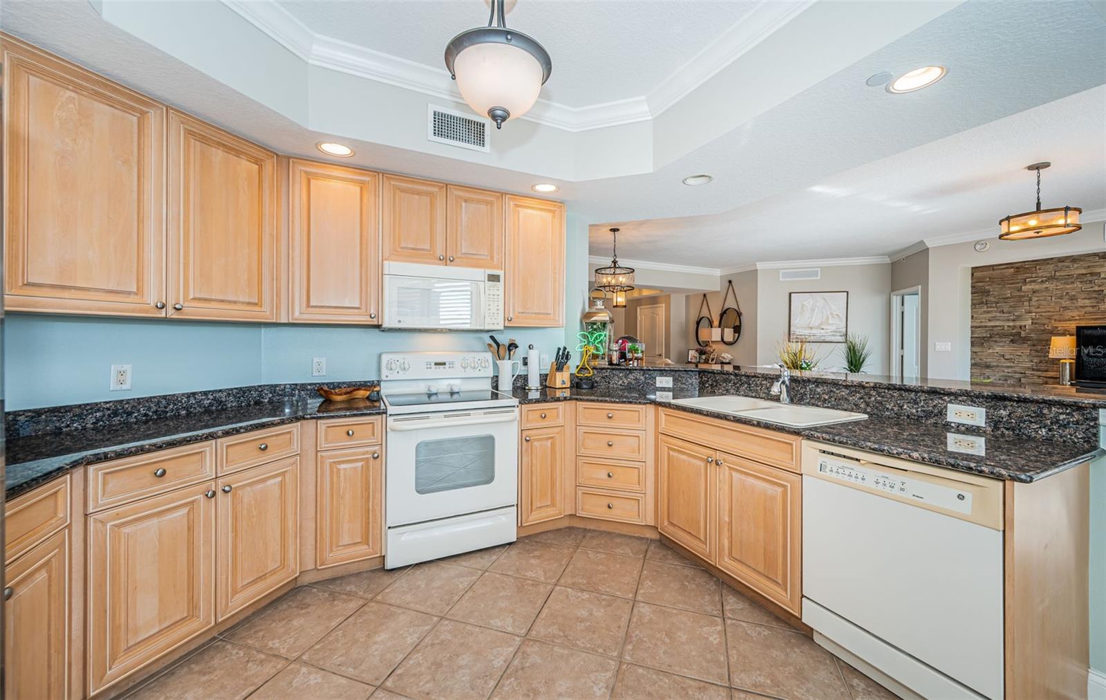 Image 23 of 86 For 521 Mandalay Avenue 907