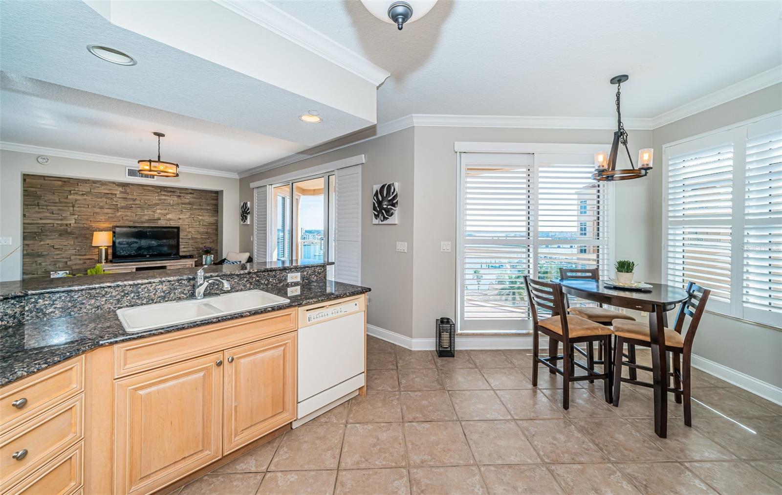 Image 24 of 86 For 521 Mandalay Avenue 907