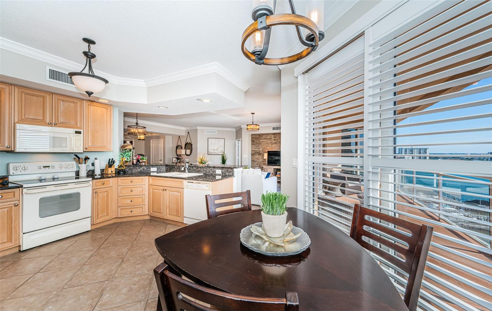 Image 26 of 86 For 521 Mandalay Avenue 907