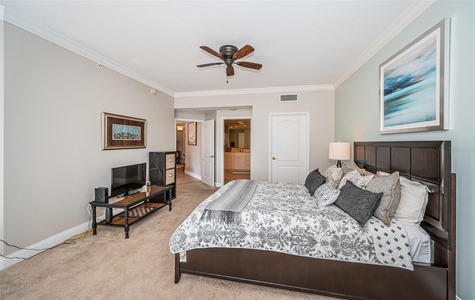 Image 32 of 86 For 521 Mandalay Avenue 907