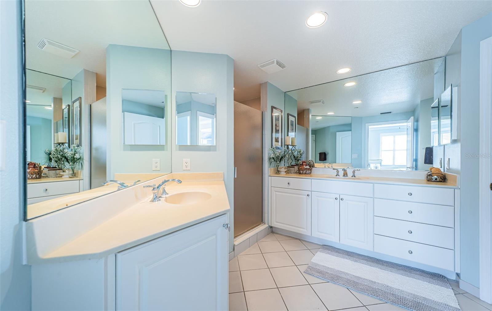 Image 33 of 86 For 521 Mandalay Avenue 907