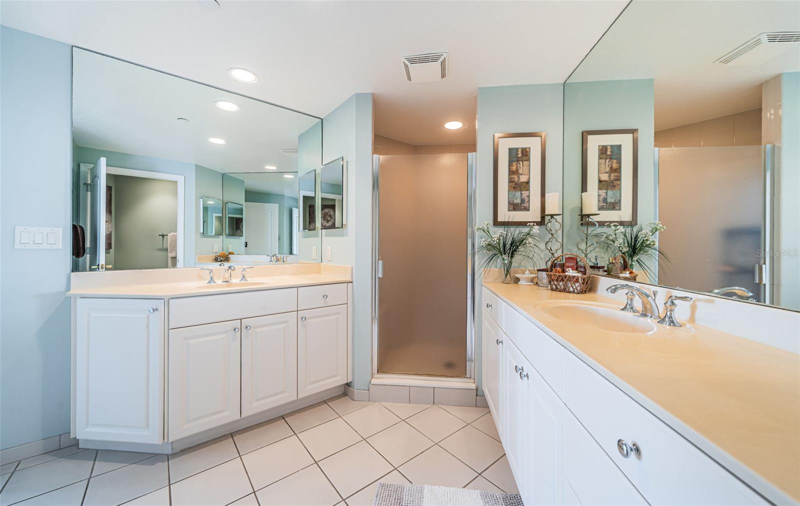 Image 34 of 86 For 521 Mandalay Avenue 907