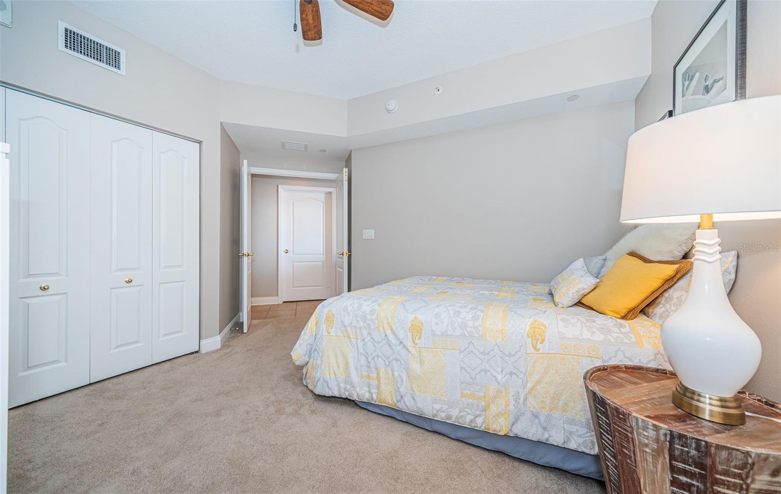 Image 36 of 86 For 521 Mandalay Avenue 907