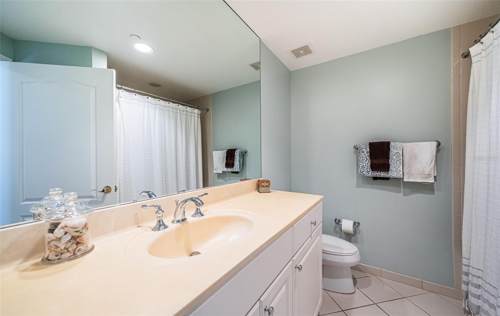 Image 37 of 86 For 521 Mandalay Avenue 907