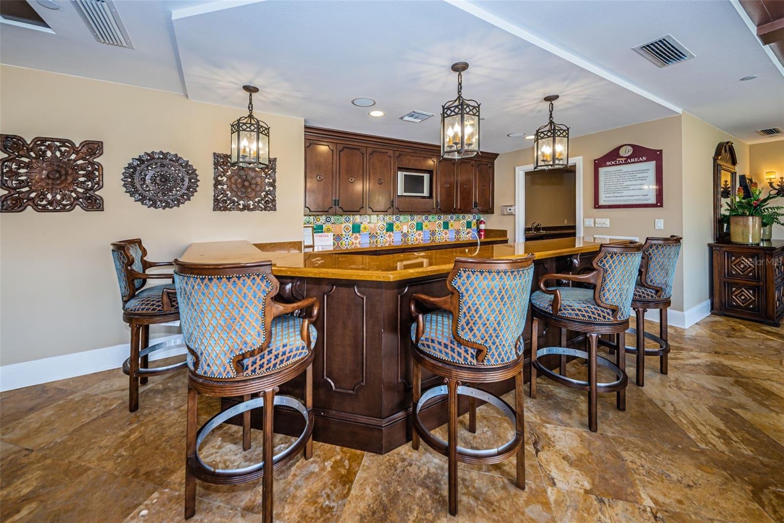 Image 49 of 86 For 521 Mandalay Avenue 907