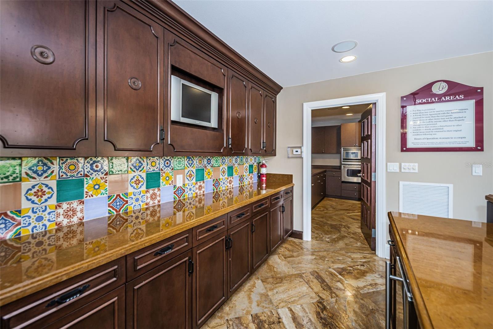 Image 50 of 86 For 521 Mandalay Avenue 907