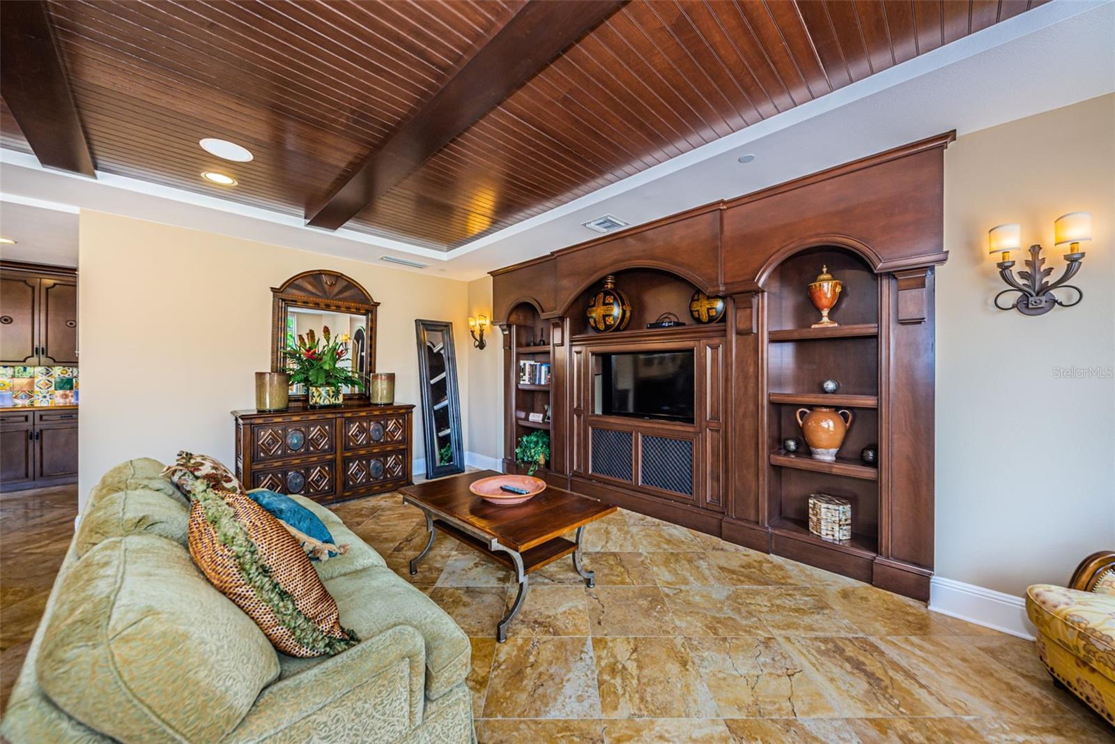 Image 53 of 86 For 521 Mandalay Avenue 907