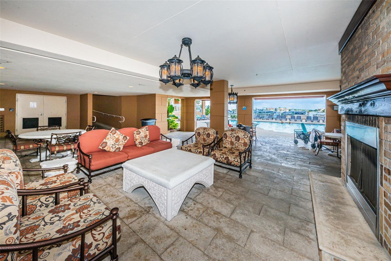 Image 72 of 86 For 521 Mandalay Avenue 907