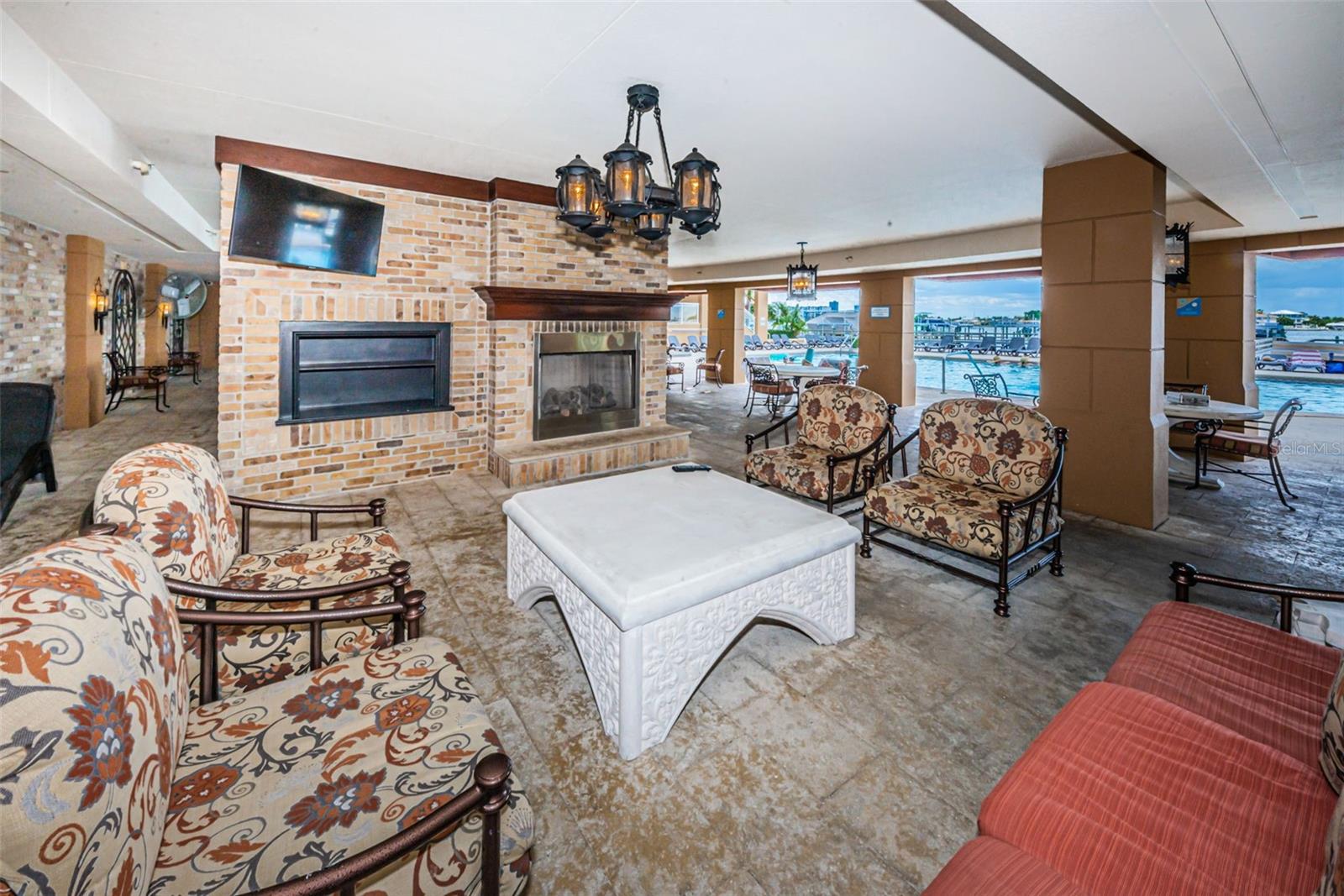 Image 73 of 86 For 521 Mandalay Avenue 907