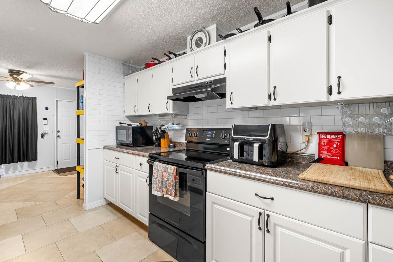 Image 12 of 49 For 11622 Grovewood Avenue