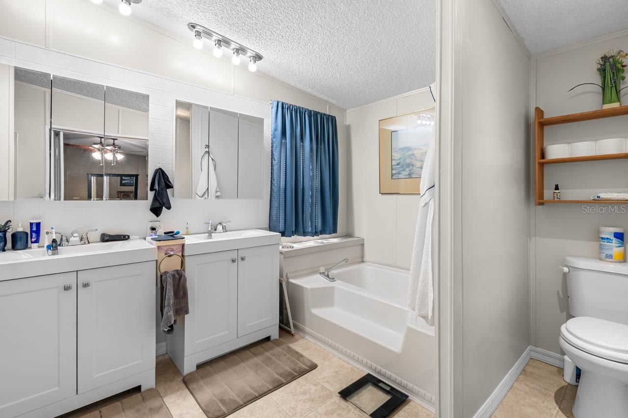 Image 18 of 49 For 11622 Grovewood Avenue