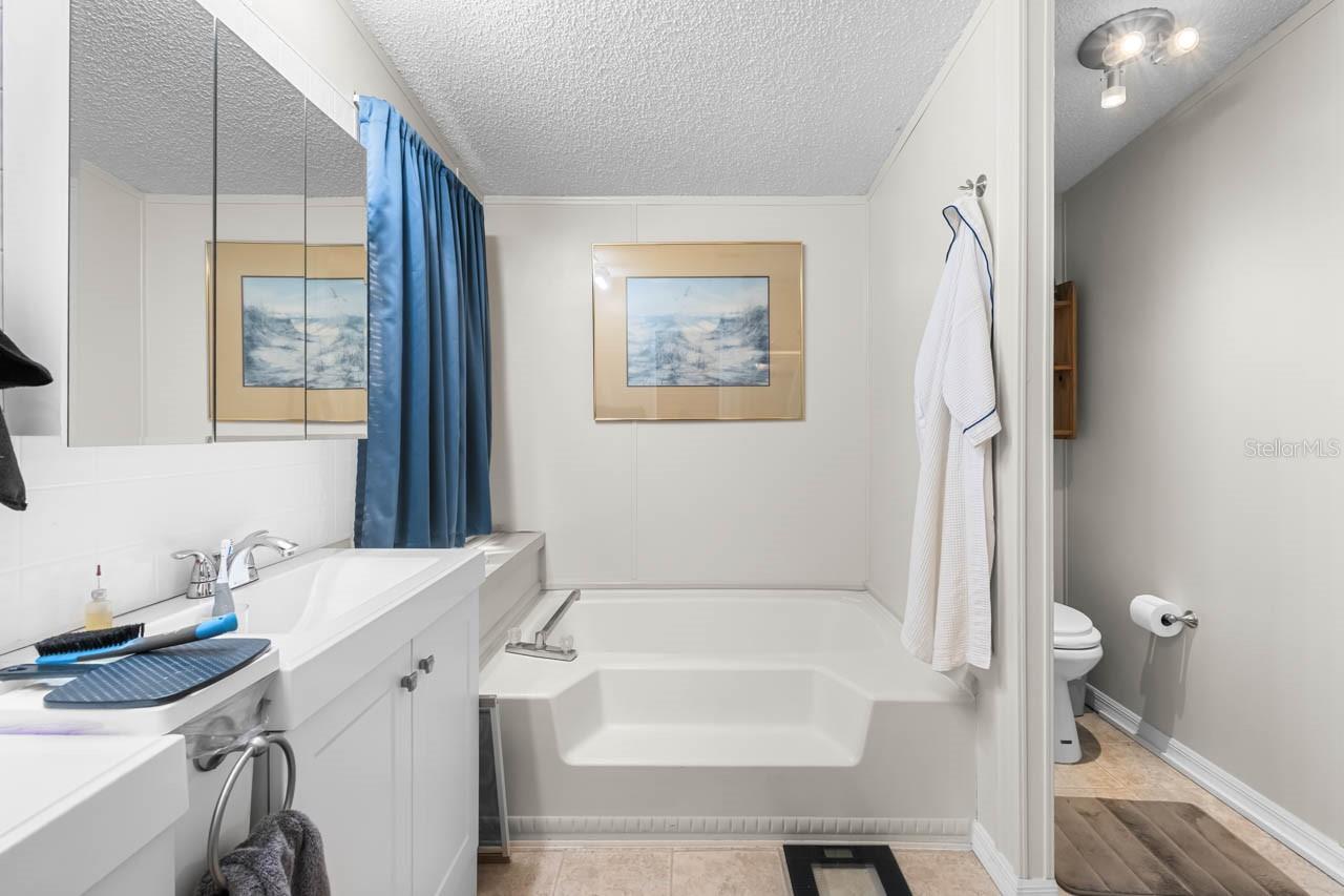 Image 19 of 49 For 11622 Grovewood Avenue