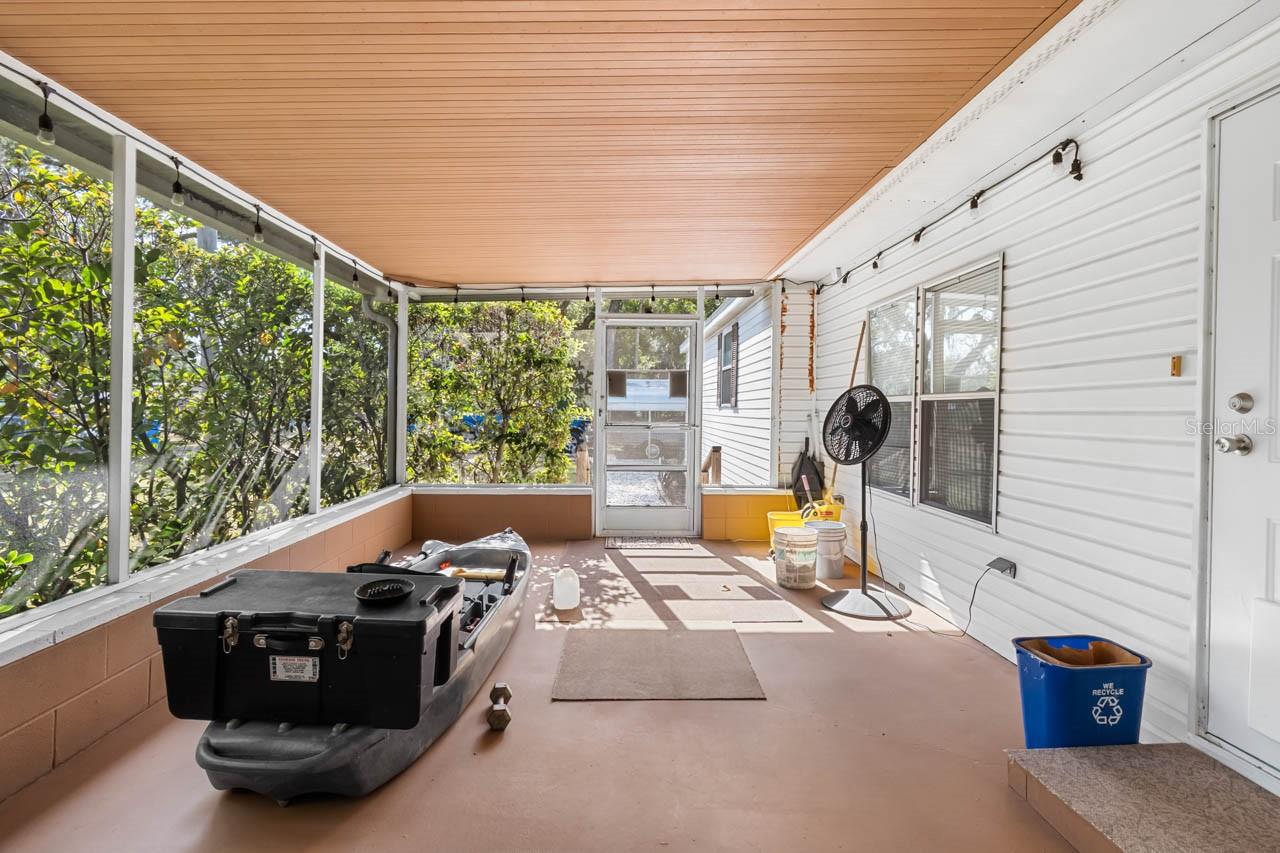 Image 24 of 49 For 11622 Grovewood Avenue